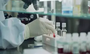 Badacz w rękawiczkach pobiera próbkę krwi do analizy, szukając odpowiedzi na pytanie, dlaczego cukier nie spada po insulinie.