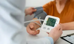 Elektroniczny ciśnieniomierz pokazuje wyniki pomiaru. Zastanawiasz się, dlaczego ciśnieniomierz nie może zmierzyć ciśnienia? Może być kilka powodów.