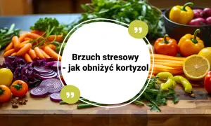 Kolorowe warzywa i owoce na desce, idealne, by dowiedzieć się, co jeść, aby obniżyć kortyzol i pozbyć się brzucha stresowego.