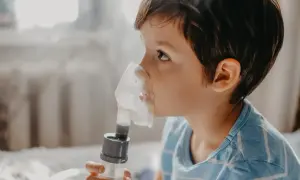 Chłopiec z nebulizatorem. Zastanawiasz się, ile dni można robić inhalacje z soli fizjologicznej?