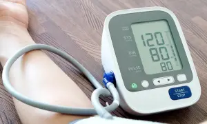 Ciśnieniomierz pokazuje 120/80. To dobry moment, kiedy mierzyć ciśnienie, by monitorować zdrowie.
