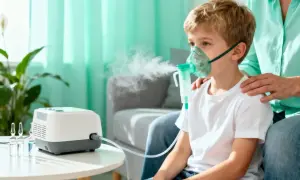 Chłopiec z maską nebulizatora. Ważne jest, by wiedzieć, jak długo berodual jest ważny po otwarciu, by zapewnić skuteczne leczenie.