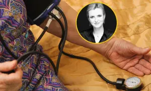 Dowiedz się, jak zmierzyć ciśnienie bez ciśnieniomierza. Na zdjęciu widać rękę starszej osoby z mankietem ciśnieniomierza i stetoskopem.