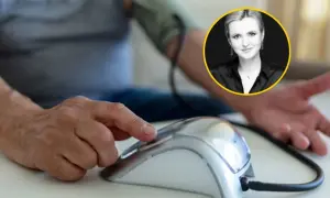 Mężczyzna mierzy ciśnienie, zastanawiając się, od czego wysokie ciśnienie. Obok jego zdjęcie lekarki.