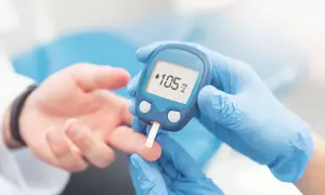 Rękawiczki medyczne i glukometr pokazują wynik 105 mg/dL. Dowiedz się, jak używać glukometru, by monitorować poziom cukru.