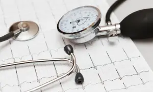 Ciśnieniomierz i stetoskop na EKG. Zastanawiasz się, jak obniżyć ciśnienie po kawie? Sprawdź porady.