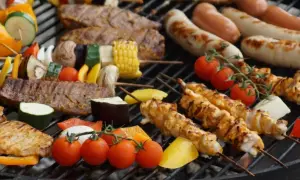Pyszne szaszłyki z kurczaka, steki, kiełbaski i warzywa na ruszcie to kwintesencja zdrowego grillowania.