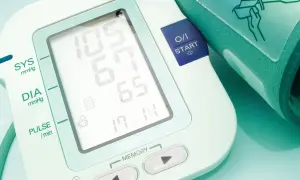 Ciśnieniomierz pokazuje wyniki: 105/65 mmHg. Dowiedz się, jak czytać ciśnienie.