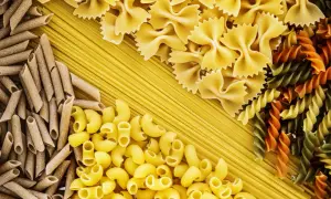 Różnorodne makarony: penne, kokardki, fusilli i spaghetti tworzą barwną tabelę węglowodanów.