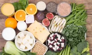 Produkty bogate w wapń: mleko, jogurt, ser, brokuły, jarmuż, sardynki, fasola, pomarańcze, figi, nasiona chia, sezam.