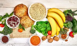 Zdrowa dieta na ładną cerę: płatki owsiane, fasola, szpinak, banany, orzechy, migdały, brokuły, awokado, komosa ryżowa.