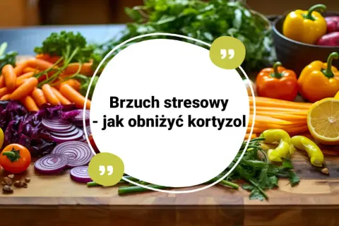 Kolorowe warzywa i owoce na desce, idealne, by dowiedzieć się, co jeść, aby obniżyć kortyzol i pozbyć się brzucha stresowego.