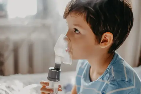 Chłopiec z nebulizatorem. Zastanawiasz się, ile dni można robić inhalacje z soli fizjologicznej?