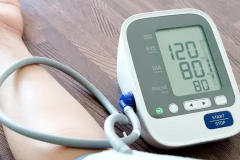 Ciśnieniomierz pokazuje 120/80. To dobry moment, kiedy mierzyć ciśnienie, by monitorować zdrowie.