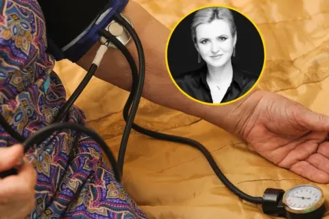 Dowiedz się, jak zmierzyć ciśnienie bez ciśnieniomierza. Na zdjęciu widać rękę starszej osoby z mankietem ciśnieniomierza i stetoskopem.