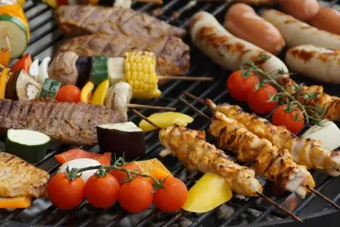 Pyszne szaszłyki z kurczaka, steki, kiełbaski i warzywa na ruszcie to kwintesencja zdrowego grillowania.