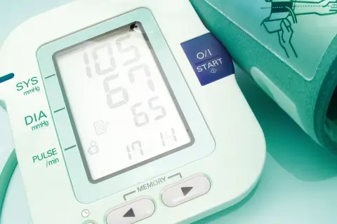 Ciśnieniomierz pokazuje wyniki: 105/65 mmHg. Dowiedz się, jak czytać ciśnienie.