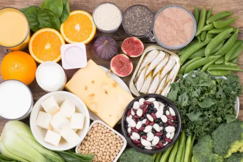 Produkty bogate w wapń: mleko, jogurt, ser, brokuły, jarmuż, sardynki, fasola, pomarańcze, figi, nasiona chia, sezam.
