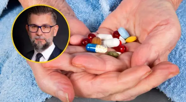 Mężczyzna w okularach i garniturze obok dłoni starszej osoby z garścią tabletek. Czy suplementy diety działają?