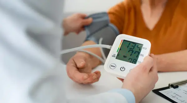 Elektroniczny ciśnieniomierz pokazuje wyniki pomiaru. Zastanawiasz się, dlaczego ciśnieniomierz nie może zmierzyć ciśnienia? Może być kilka powodów.
