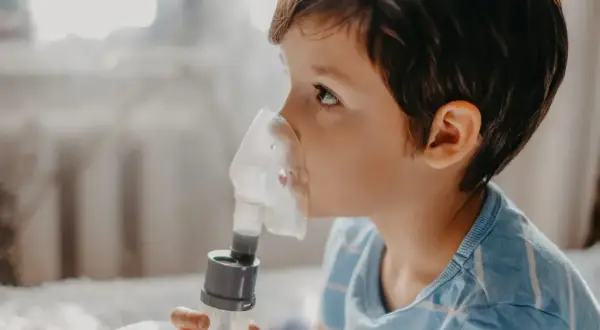 Chłopiec z nebulizatorem. Zastanawiasz się, ile dni można robić inhalacje z soli fizjologicznej?