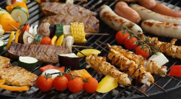 Pyszne szaszłyki z kurczaka, steki, kiełbaski i warzywa na ruszcie to kwintesencja zdrowego grillowania.