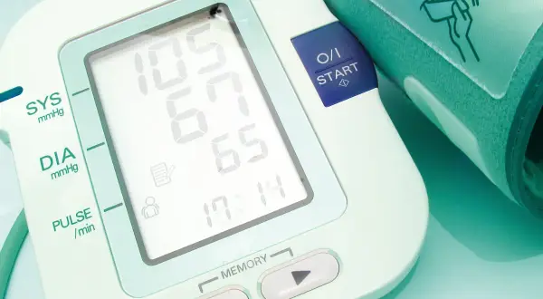 Ciśnieniomierz pokazuje wyniki: 105/65 mmHg. Dowiedz się, jak czytać ciśnienie.