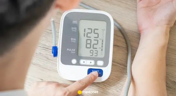 Pomiar ciśnienia: skurczowe 125, rozkurczowe 82. Oba parametry są ważne dla zdrowia serca.