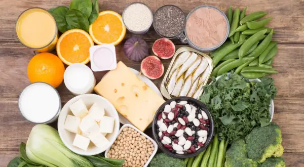 Produkty bogate w wapń: mleko, jogurt, ser, brokuły, jarmuż, sardynki, fasola, pomarańcze, figi, nasiona chia, sezam.
