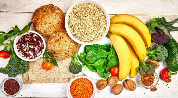 Zdrowa dieta na ładną cerę: płatki owsiane, fasola, szpinak, banany, orzechy, migdały, brokuły, awokado, komosa ryżowa.