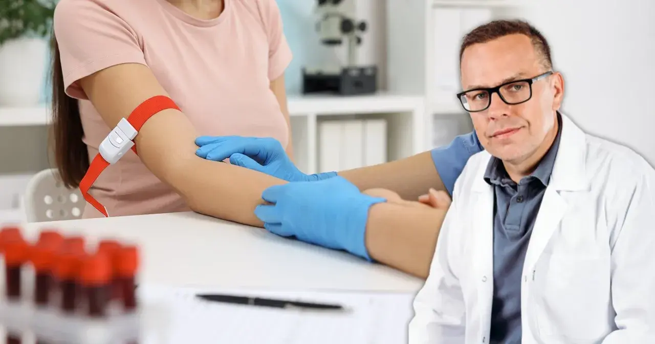 Lekarz w białym kitlu przygotowuje się do pobrania krwi, by zbadać poziom cholesterolu i homocysteiny.