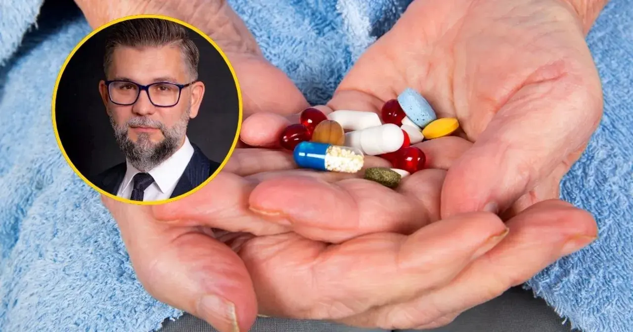 Mężczyzna w okularach i garniturze obok dłoni starszej osoby z garścią tabletek. Czy suplementy diety działają?