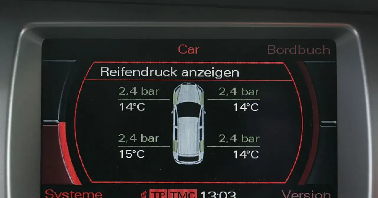 Wyświetlacz pokazuje, jak odczytywać ciśnienie w oponach: 2,4 bar i 14°C dla każdego koła.