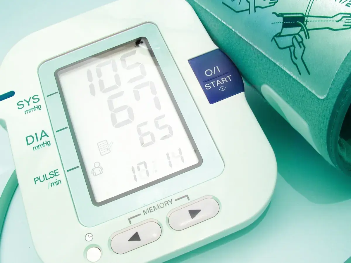 Ciśnieniomierz pokazuje wyniki: 105/65 mmHg. Dowiedz się, jak czytać ciśnienie.