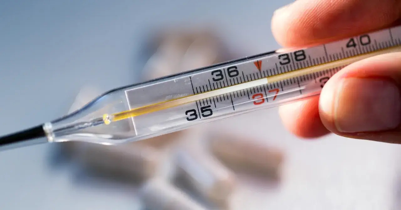 Dłoń trzyma termometr rtęciowy, pokazując temperaturę 37,2°C. Czy termometr rtęciowy jest dokładny?