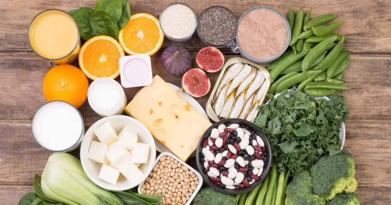Produkty bogate w wapń: mleko, jogurt, ser, sardynki, brokuły, jarmuż, fasola, pomarańcze, figi, nasiona. Zapobiegają brakowi wapnia w organizmie.
