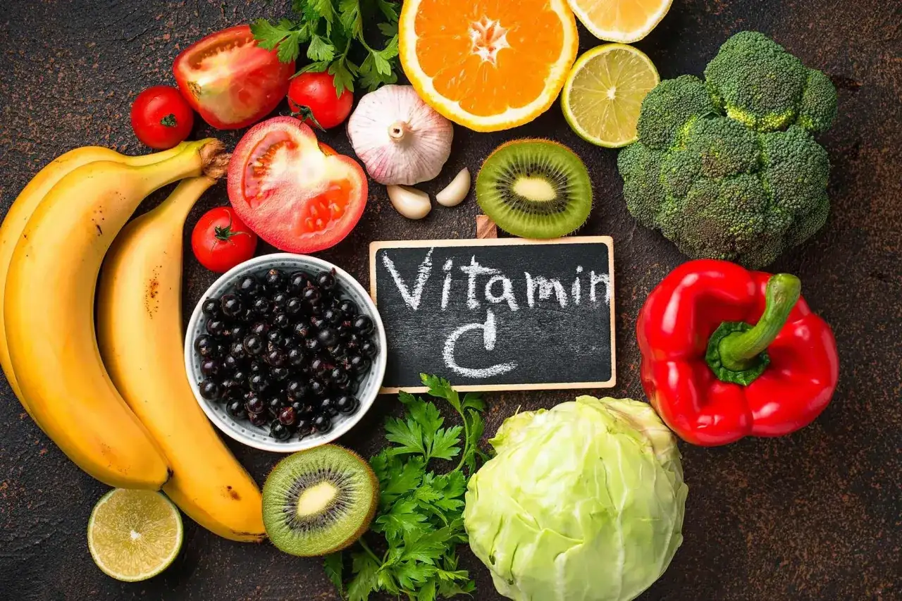 Witaj w świecie witaminy C! Odkryj, na co pomaga, dzięki owocom i warzywom: cytrusom, kiwi, czarnej porzeczce, papryce, brokułom, pomidorom, kapuście i bananom.