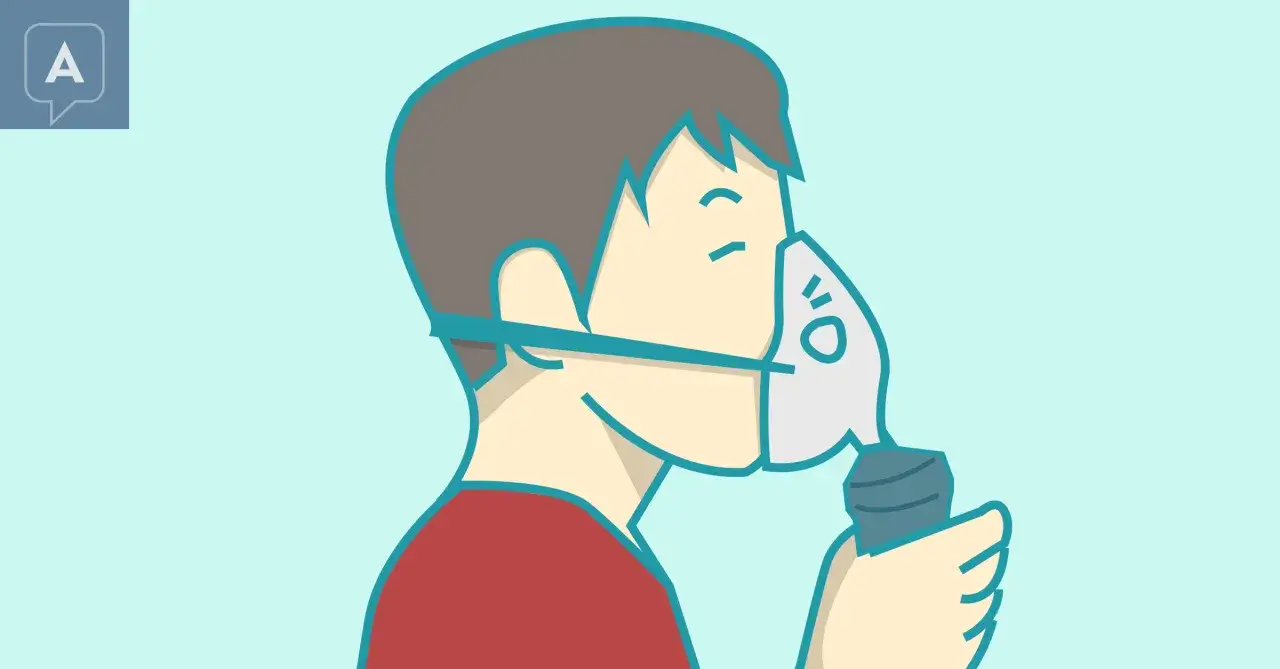 Chłopiec z maską nebulizatora na twarzy. Dowiedz się, jak oddychać podczas inhalacji nebulizatorem, aby terapia była skuteczna.