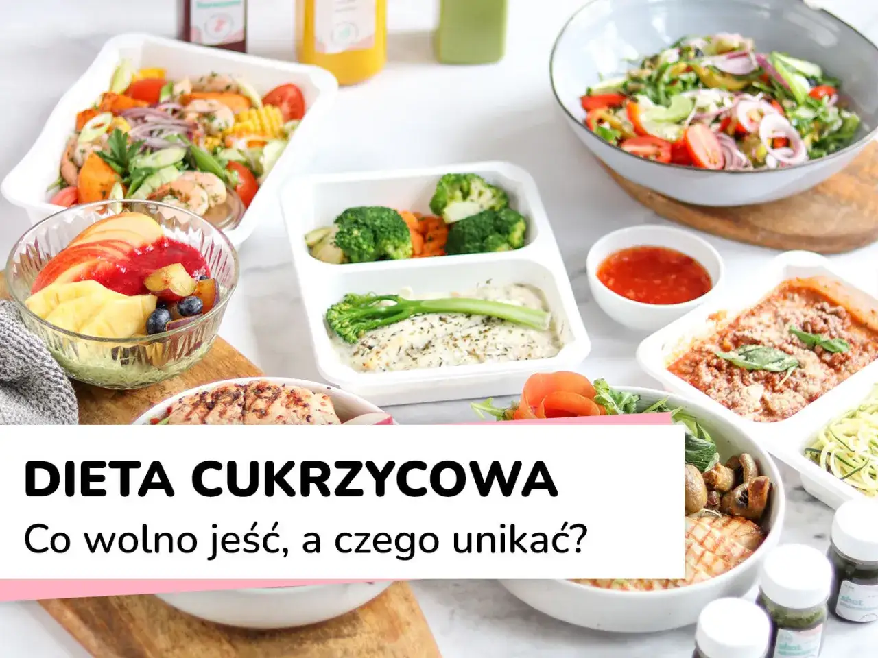 Zdrowe posiłki na talerzach, w tym sałatki, ryby i owoce. Idealne dla osób stosujących dietę glikemiczną.