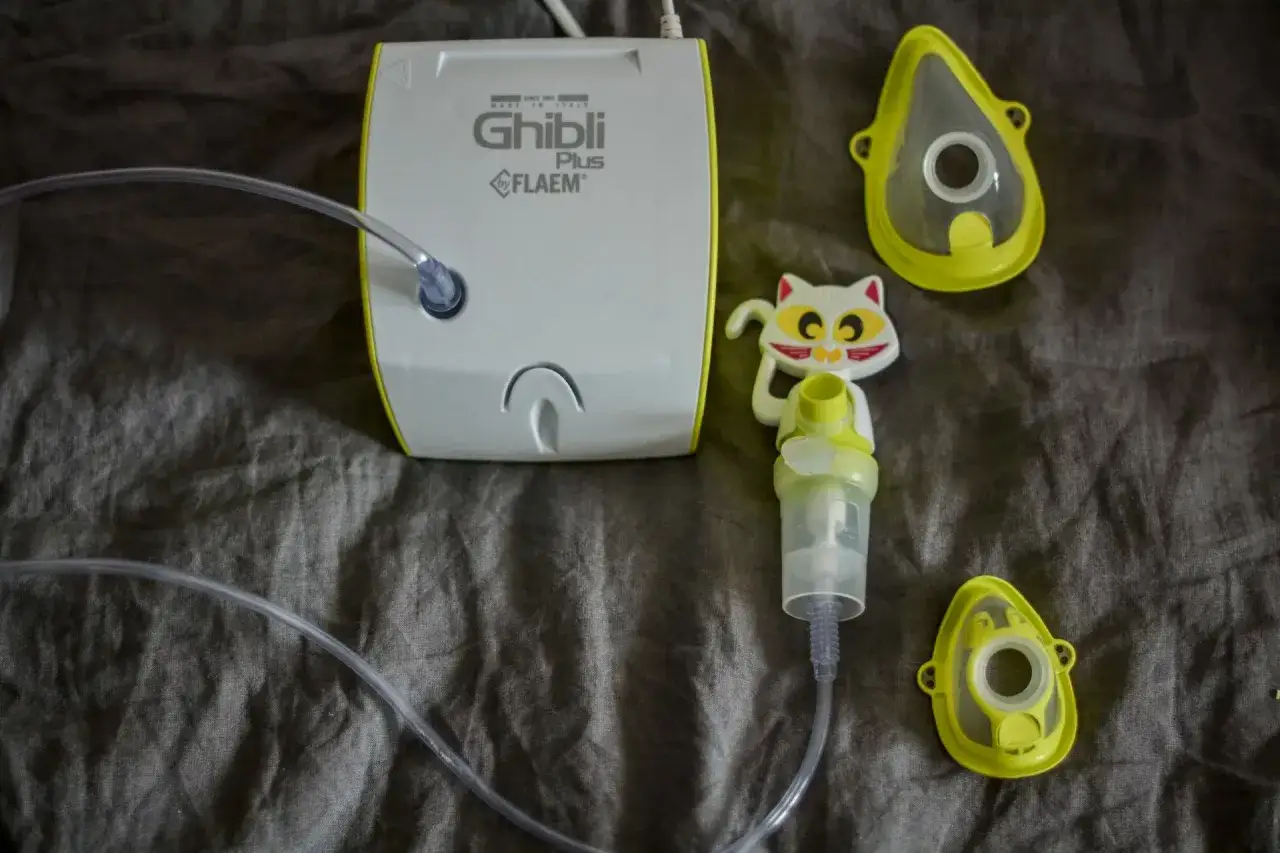 Nebulizacja co to? Urządzenie Ghibli Plus FLAEM z maskami i elementem w kształcie kota, gotowe do podania leku.