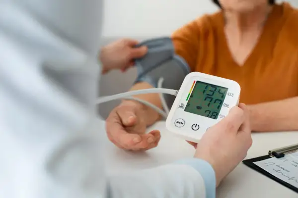 Elektroniczny ciśnieniomierz pokazuje wyniki pomiaru. Zastanawiasz się, dlaczego ciśnieniomierz nie może zmierzyć ciśnienia? Może być kilka powodów.