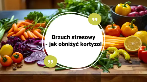 Kolorowe warzywa i owoce na desce, idealne, by dowiedzieć się, co jeść, aby obniżyć kortyzol i pozbyć się brzucha stresowego.