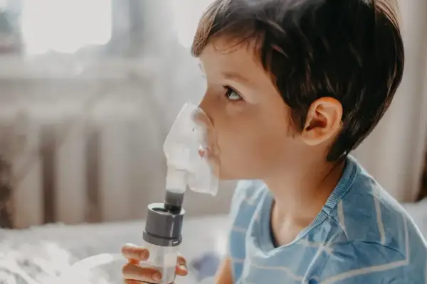 Chłopiec z nebulizatorem. Zastanawiasz się, ile dni można robić inhalacje z soli fizjologicznej?
