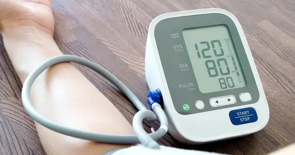 Ciśnieniomierz pokazuje 120/80. To dobry moment, kiedy mierzyć ciśnienie, by monitorować zdrowie.