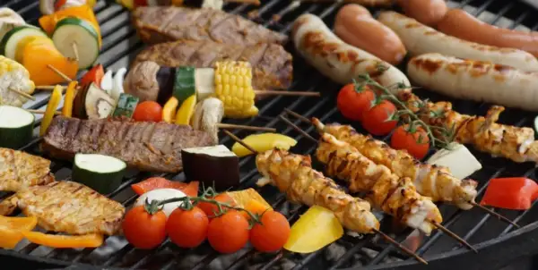 Pyszne szaszłyki z kurczaka, steki, kiełbaski i warzywa na ruszcie to kwintesencja zdrowego grillowania.