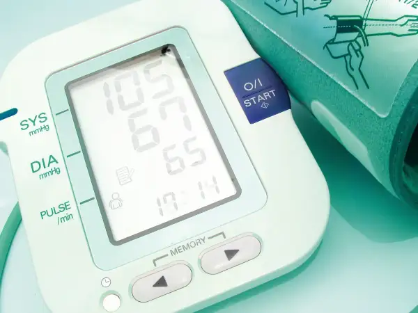 Ciśnieniomierz pokazuje wyniki: 105/65 mmHg. Dowiedz się, jak czytać ciśnienie.